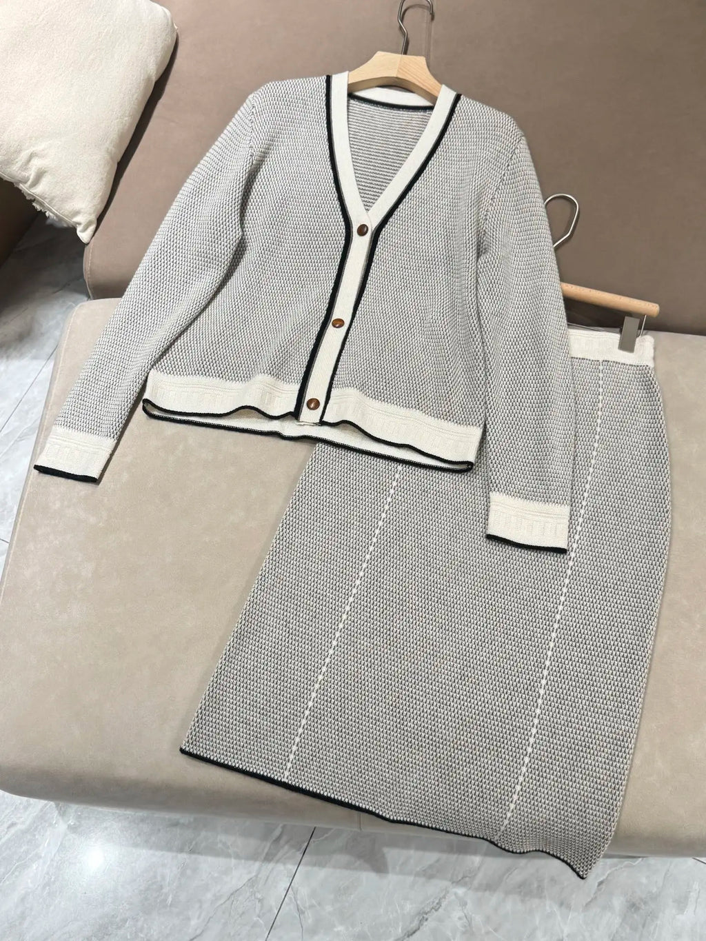 Fall/Winter 2025 New Arrival Women's Cashmere-Wool Blend Knit Cardigan and Skirt Two-Piece Set
