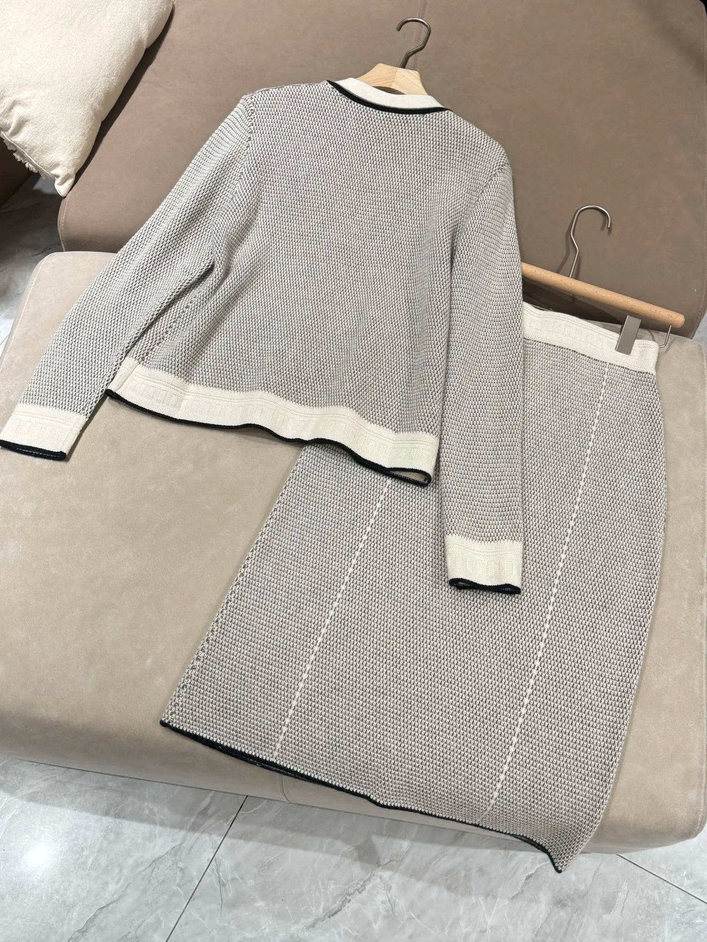 Fall/Winter 2025 New Arrival Women's Cashmere-Wool Blend Knit Cardigan and Skirt Two-Piece Set